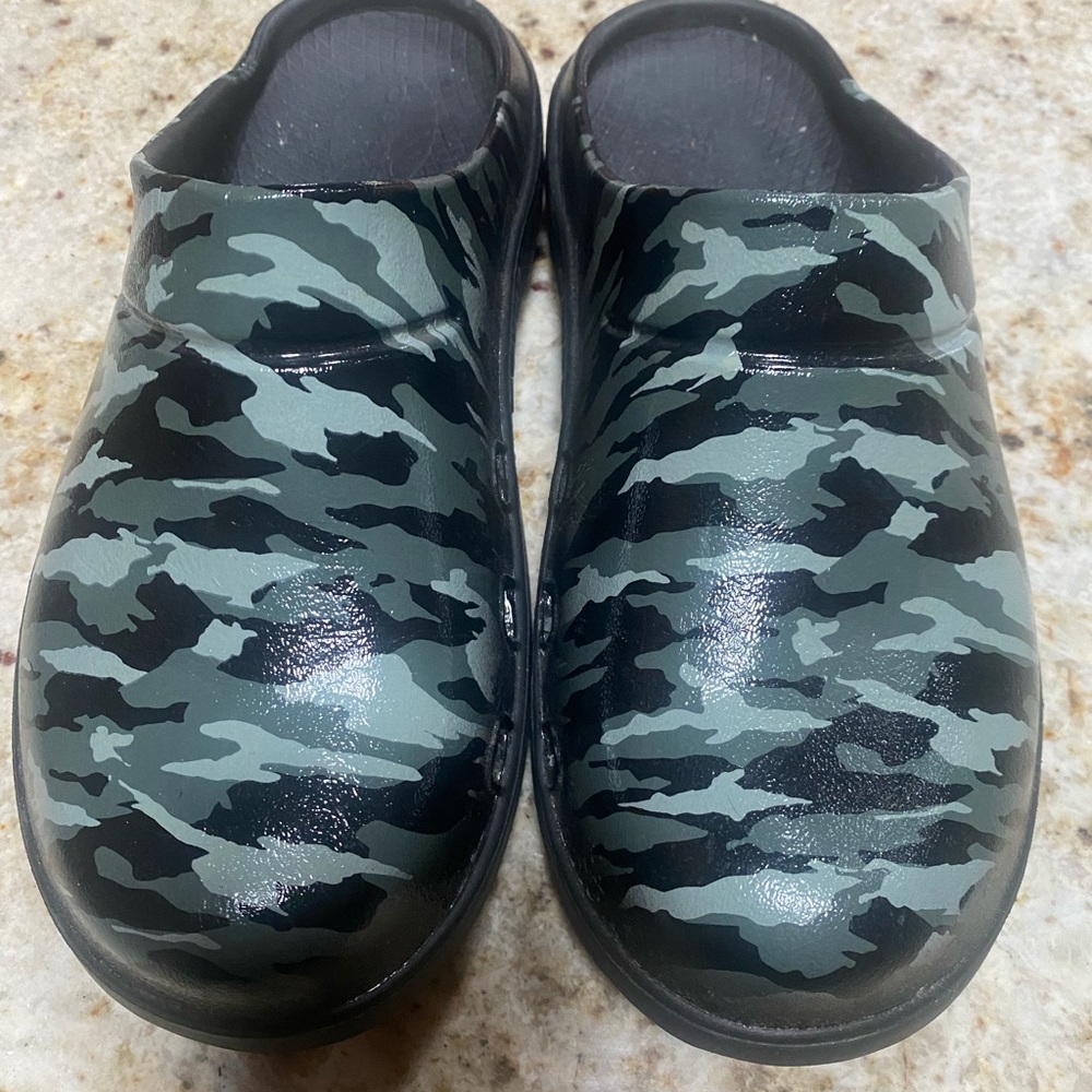 Oofos clog